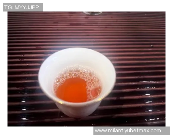 斯科尔斯艾特利马转变话题为表现喝茶不加糖的幽默瞬间